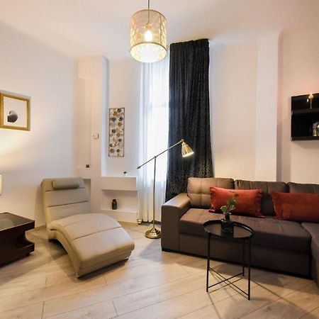 Discover Comfort: Charming & Spacious Apartment In The Old Town บูคาเรสต์ ภายนอก รูปภาพ