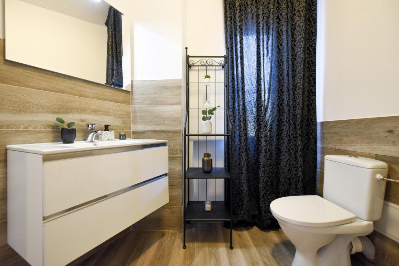 Discover Comfort: Charming & Spacious Apartment In The Old Town บูคาเรสต์ ภายนอก รูปภาพ