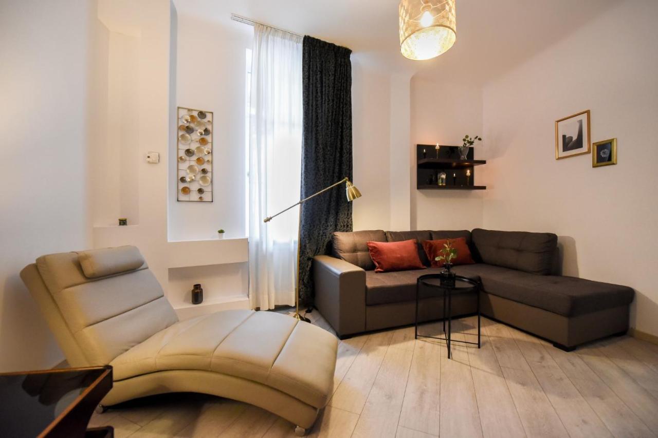 Discover Comfort: Charming & Spacious Apartment In The Old Town บูคาเรสต์ ภายนอก รูปภาพ