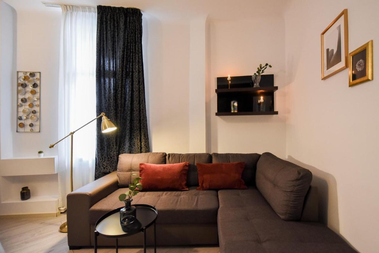 Discover Comfort: Charming & Spacious Apartment In The Old Town บูคาเรสต์ ภายนอก รูปภาพ