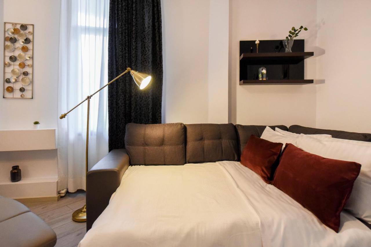 Discover Comfort: Charming & Spacious Apartment In The Old Town บูคาเรสต์ ภายนอก รูปภาพ