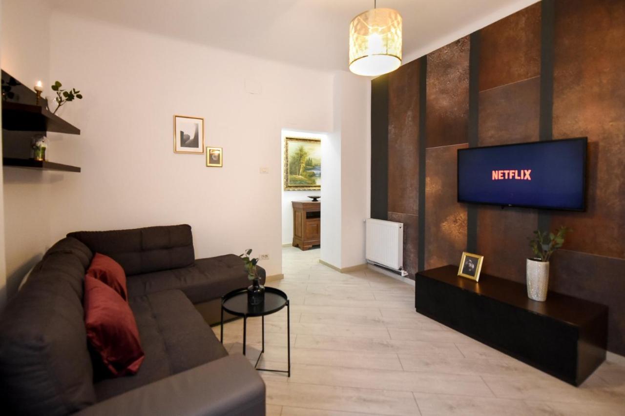 Discover Comfort: Charming & Spacious Apartment In The Old Town บูคาเรสต์ ภายนอก รูปภาพ