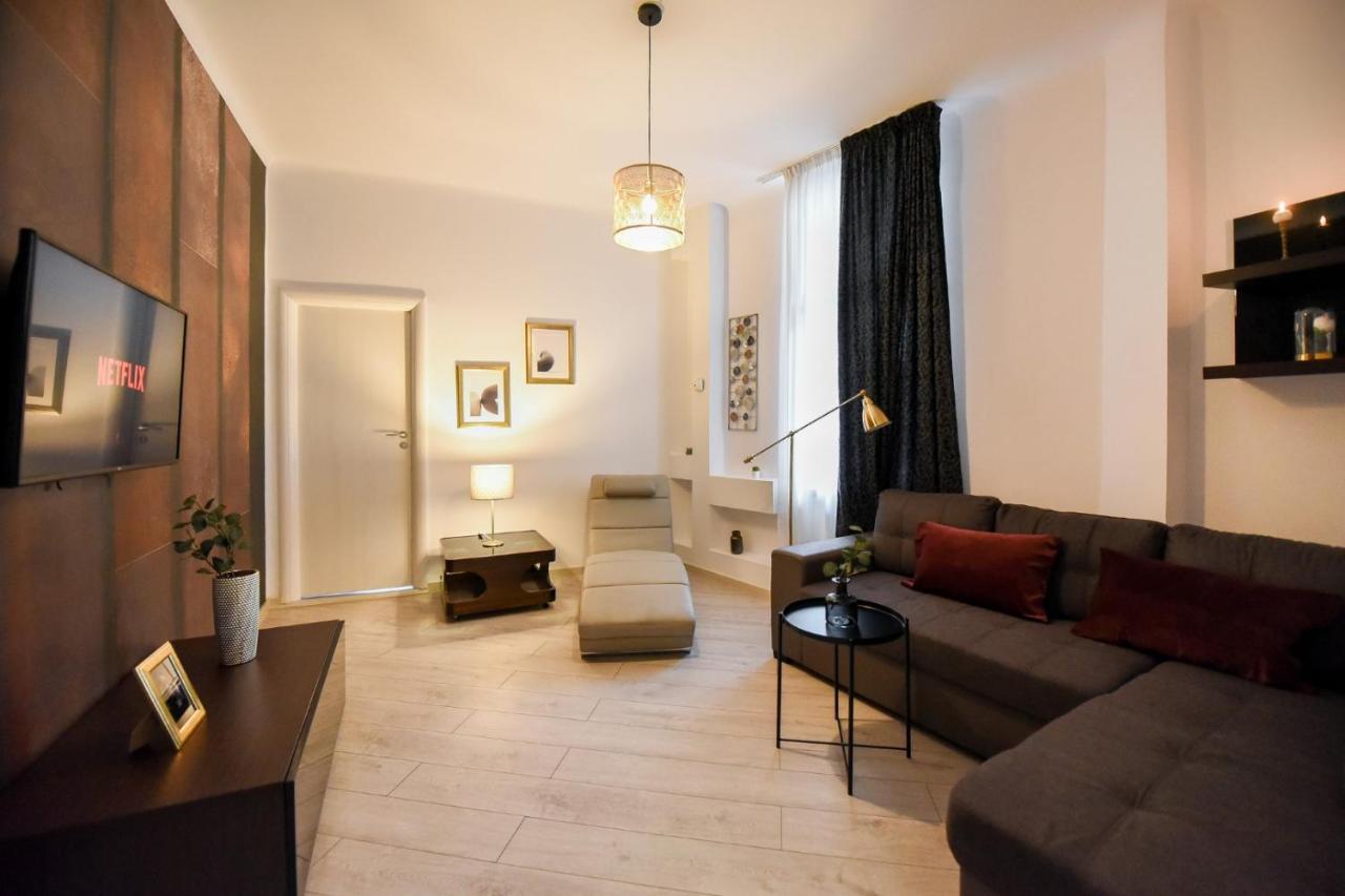 Discover Comfort: Charming & Spacious Apartment In The Old Town บูคาเรสต์ ภายนอก รูปภาพ