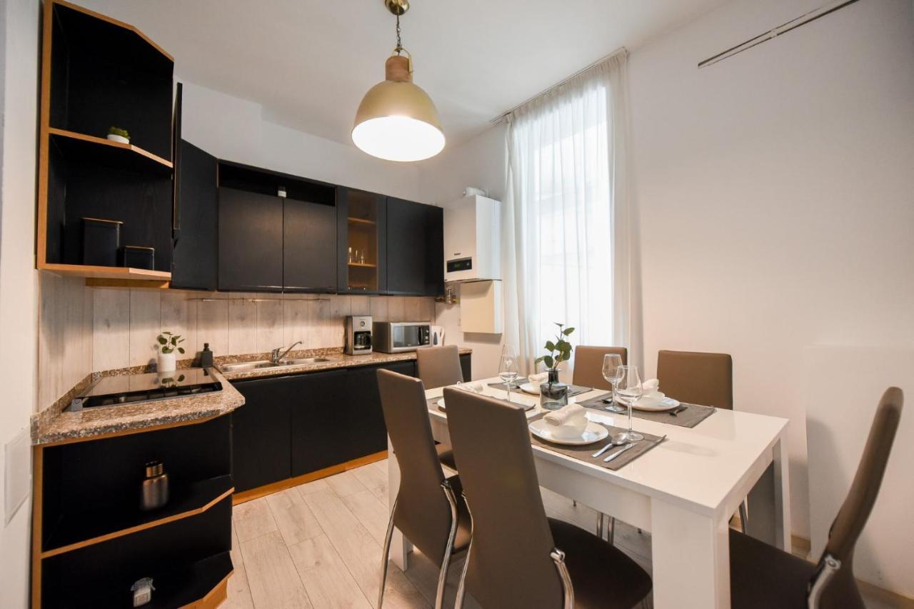Discover Comfort: Charming & Spacious Apartment In The Old Town บูคาเรสต์ ภายนอก รูปภาพ